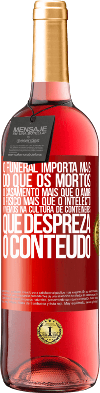 29,95 € Envio grátis | Vinho rosé Edição ROSÉ O funeral importa mais do que os mortos, o casamento mais que o amor, o físico mais que o intelecto. Vivemos na cultura de Etiqueta Vermelha. Etiqueta personalizável Vinho jovem Colheita 2024 Tempranillo