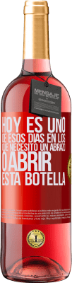 29,95 € Envío gratis | Vino Rosado Edición ROSÉ Hoy es uno de esos días en los que necesito un abrazo, o abrir esta botella Etiqueta Roja. Etiqueta personalizable Vino joven Cosecha 2023 Tempranillo
