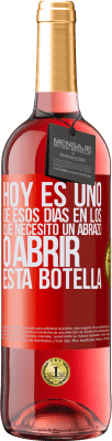 29,95 € Envío gratis | Vino Rosado Edición ROSÉ Hoy es uno de esos días en los que necesito un abrazo, o abrir esta botella Etiqueta Roja. Etiqueta personalizable Vino joven Cosecha 2024 Tempranillo