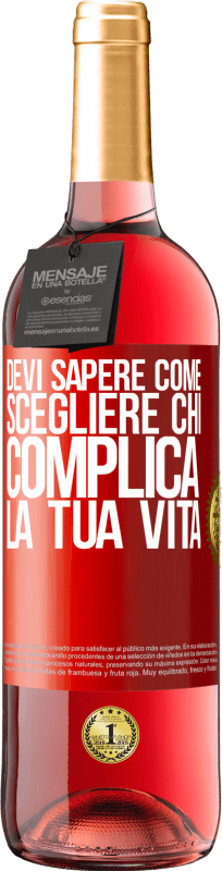 29,95 € Spedizione Gratuita | Vino rosato Edizione ROSÉ Devi sapere come scegliere chi complica la tua vita Etichetta Rossa. Etichetta personalizzabile Vino giovane Raccogliere 2024 Tempranillo