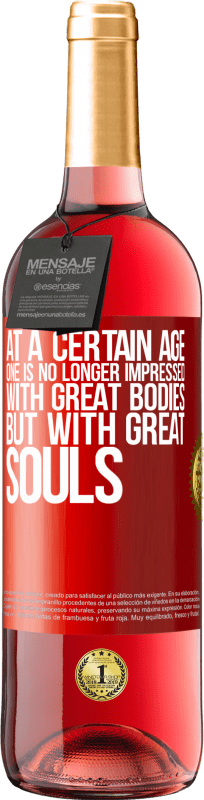 29,95 € 免费送货 | 桃红葡萄酒 ROSÉ版 在某个年龄，人们不再对伟大的身体印象深刻，而是对伟大的灵魂印象深刻 红色标签. 可自定义的标签 青年酒 收成 2023 Tempranillo