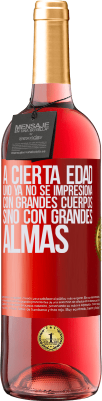 29,95 € Envío gratis | Vino Rosado Edición ROSÉ A cierta edad uno ya no se impresiona con grandes cuerpos, sino con grandes almas Etiqueta Roja. Etiqueta personalizable Vino joven Cosecha 2024 Tempranillo