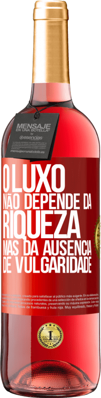 29,95 € Envio grátis | Vinho rosé Edição ROSÉ O luxo não depende da riqueza, mas da ausência de vulgaridade Etiqueta Vermelha. Etiqueta personalizável Vinho jovem Colheita 2024 Tempranillo