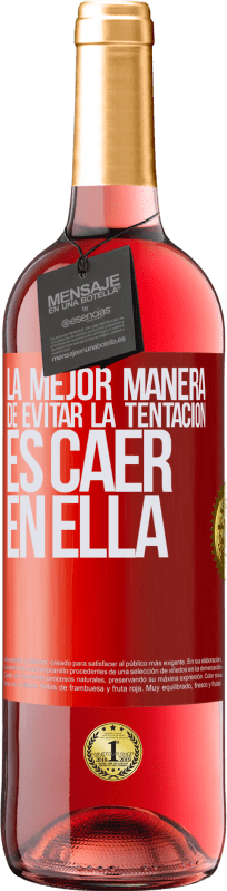 29,95 € Envío gratis | Vino Rosado Edición ROSÉ La mejor manera de evitar la tentación es caer en ella Etiqueta Roja. Etiqueta personalizable Vino joven Cosecha 2024 Tempranillo