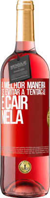 29,95 € Envio grátis | Vinho rosé Edição ROSÉ A melhor maneira de evitar a tentação é cair nela Etiqueta Vermelha. Etiqueta personalizável Vinho jovem Colheita 2024 Tempranillo