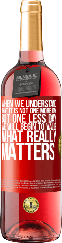 29,95 € 送料無料 | ロゼワイン ROSÉエディション もう1日ではなく1日少ないことを理解したら、本当に重要なことを評価し始めます 赤いタグ. カスタマイズ可能なラベル 若いワイン 収穫 2023 Tempranillo