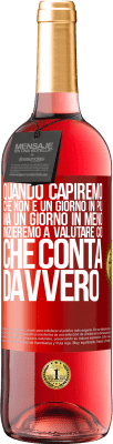 29,95 € Spedizione Gratuita | Vino rosato Edizione ROSÉ Quando capiremo che non è un giorno in più, ma un giorno in meno, inizieremo a valutare ciò che conta davvero Etichetta Rossa. Etichetta personalizzabile Vino giovane Raccogliere 2025 Tempranillo