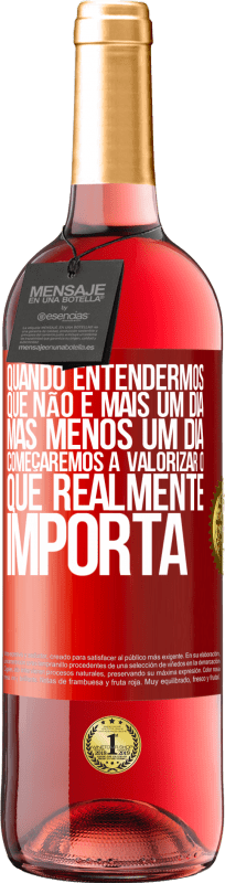 29,95 € Envio grátis | Vinho rosé Edição ROSÉ Quando entendermos que não é mais um dia, mas menos um dia, começaremos a valorizar o que realmente importa Etiqueta Vermelha. Etiqueta personalizável Vinho jovem Colheita 2024 Tempranillo