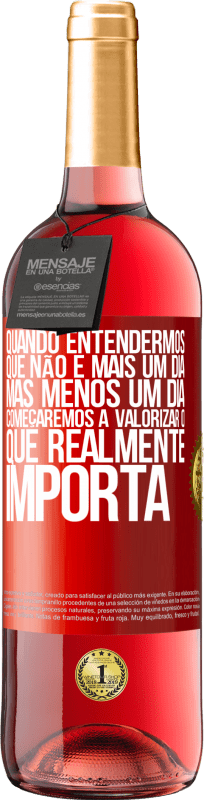 29,95 € Envio grátis | Vinho rosé Edição ROSÉ Quando entendermos que não é mais um dia, mas menos um dia, começaremos a valorizar o que realmente importa Etiqueta Vermelha. Etiqueta personalizável Vinho jovem Colheita 2025 Tempranillo