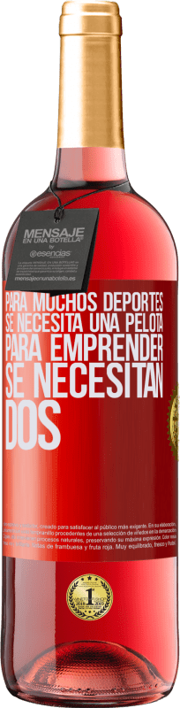 29,95 € Envío gratis | Vino Rosado Edición ROSÉ Para muchos deportes se necesita una pelota. Para emprender, se necesitan dos Etiqueta Roja. Etiqueta personalizable Vino joven Cosecha 2024 Tempranillo