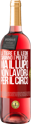 29,95 € Spedizione Gratuita | Vino rosato Edizione ROSÉ La tigre e il leone saranno i più forti, ma il lupo non lavora per il circo Etichetta Rossa. Etichetta personalizzabile Vino giovane Raccogliere 2023 Tempranillo