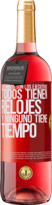 29,95 € Envío gratis | Vino Rosado Edición ROSÉ Que raros son los ejecutivos. Todos tienen relojes y ninguno tiene tiempo Etiqueta Roja. Etiqueta personalizable Vino joven Cosecha 2024 Tempranillo