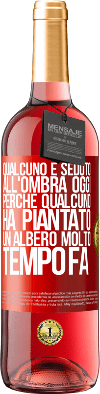 29,95 € Spedizione Gratuita | Vino rosato Edizione ROSÉ Qualcuno è seduto all'ombra oggi, perché qualcuno ha piantato un albero molto tempo fa Etichetta Rossa. Etichetta personalizzabile Vino giovane Raccogliere 2024 Tempranillo