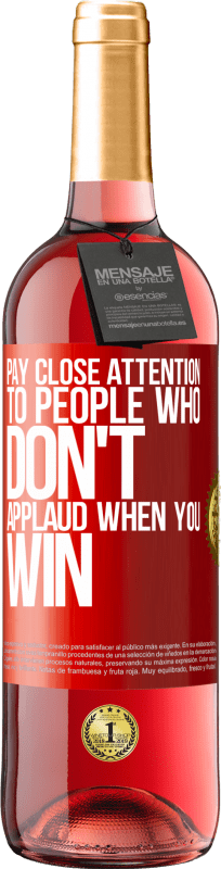 29,95 € 免费送货 | 桃红葡萄酒 ROSÉ版 密切关注获胜后不鼓掌的人 红色标签. 可自定义的标签 青年酒 收成 2025 Tempranillo