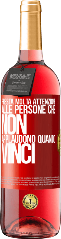 29,95 € Spedizione Gratuita | Vino rosato Edizione ROSÉ Presta molta attenzione alle persone che non applaudono quando vinci Etichetta Rossa. Etichetta personalizzabile Vino giovane Raccogliere 2024 Tempranillo