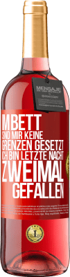 29,95 € Kostenloser Versand | Roséwein ROSÉ Ausgabe Im Bett sind mir keine Grenzen gesetzt. Ich bin letzte Nacht zweimal gefallen Rote Markierung. Anpassbares Etikett Junger Wein Ernte 2024 Tempranillo