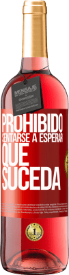 29,95 € Envío gratis | Vino Rosado Edición ROSÉ Prohibido sentarse a esperar que suceda Etiqueta Roja. Etiqueta personalizable Vino joven Cosecha 2024 Tempranillo