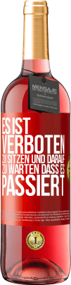 29,95 € Kostenloser Versand | Roséwein ROSÉ Ausgabe Es ist verboten zu sitzen und darauf zu warten, dass es passiert Rote Markierung. Anpassbares Etikett Junger Wein Ernte 2023 Tempranillo