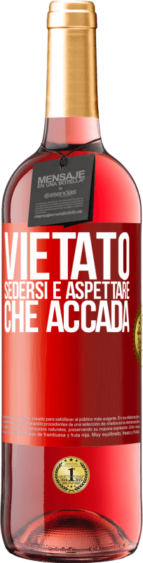 29,95 € Spedizione Gratuita | Vino rosato Edizione ROSÉ Vietato sedersi e aspettare che accada Etichetta Rossa. Etichetta personalizzabile Vino giovane Raccogliere 2024 Tempranillo