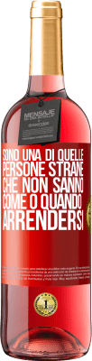 29,95 € Spedizione Gratuita | Vino rosato Edizione ROSÉ Sono una di quelle persone strane che non sanno come o quando arrendersi Etichetta Rossa. Etichetta personalizzabile Vino giovane Raccogliere 2023 Tempranillo