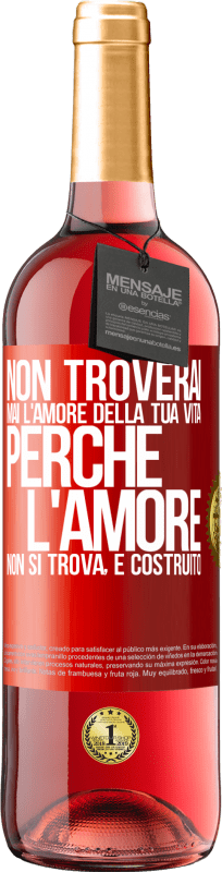 29,95 € Spedizione Gratuita | Vino rosato Edizione ROSÉ Non troverai mai l'amore della tua vita. Perché l'amore non si trova, è costruito Etichetta Rossa. Etichetta personalizzabile Vino giovane Raccogliere 2024 Tempranillo