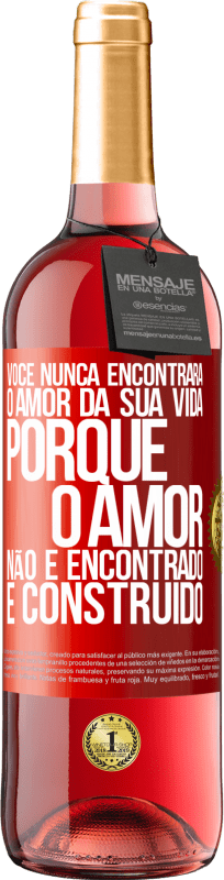 29,95 € Envio grátis | Vinho rosé Edição ROSÉ Você nunca encontrará o amor da sua vida. Porque o amor não é encontrado, é construído Etiqueta Vermelha. Etiqueta personalizável Vinho jovem Colheita 2024 Tempranillo