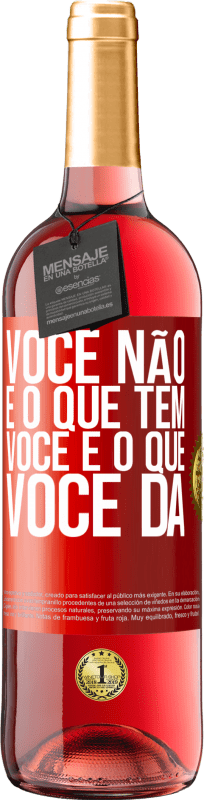 29,95 € Envio grátis | Vinho rosé Edição ROSÉ Você não é o que tem. Você é o que você dá Etiqueta Vermelha. Etiqueta personalizável Vinho jovem Colheita 2024 Tempranillo