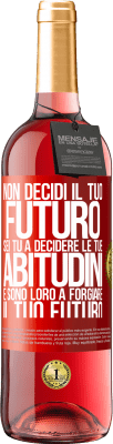 29,95 € Spedizione Gratuita | Vino rosato Edizione ROSÉ Non decidi il tuo futuro. Sei tu a decidere le tue abitudini e sono loro a forgiare il tuo futuro Etichetta Rossa. Etichetta personalizzabile Vino giovane Raccogliere 2024 Tempranillo