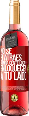 29,95 € Envío gratis | Vino Rosado Edición ROSÉ No se si atraes a pura gente loca, o enloquecen a tu lado Etiqueta Roja. Etiqueta personalizable Vino joven Cosecha 2024 Tempranillo