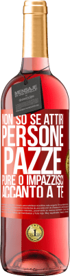 29,95 € Spedizione Gratuita | Vino rosato Edizione ROSÉ Non so se attiri persone pazze pure o impazzisci accanto a te Etichetta Rossa. Etichetta personalizzabile Vino giovane Raccogliere 2025 Tempranillo
