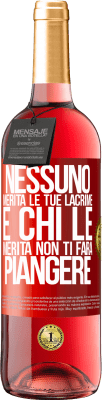 29,95 € Spedizione Gratuita | Vino rosato Edizione ROSÉ Nessuno merita le tue lacrime e chi le merita non ti farà piangere Etichetta Rossa. Etichetta personalizzabile Vino giovane Raccogliere 2024 Tempranillo