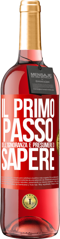 29,95 € Spedizione Gratuita | Vino rosato Edizione ROSÉ Il primo passo dell'ignoranza è presumere di sapere Etichetta Rossa. Etichetta personalizzabile Vino giovane Raccogliere 2024 Tempranillo