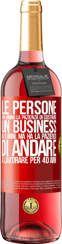 29,95 € Spedizione Gratuita | Vino rosato Edizione ROSÉ Le persone non hanno la pazienza di costruire un business in 3 anni. Ma ha la pazienza di andare a lavorare per 40 anni Etichetta Rossa. Etichetta personalizzabile Vino giovane Raccogliere 2024 Tempranillo