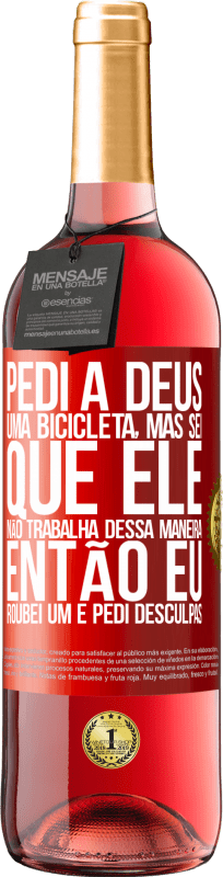 29,95 € Envio grátis | Vinho rosé Edição ROSÉ Pedi a Deus uma bicicleta, mas sei que Ele não trabalha dessa maneira. Então eu roubei um e pedi desculpas Etiqueta Vermelha. Etiqueta personalizável Vinho jovem Colheita 2025 Tempranillo