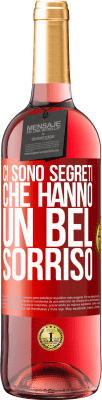 29,95 € Spedizione Gratuita | Vino rosato Edizione ROSÉ Ci sono segreti che hanno un bel sorriso Etichetta Rossa. Etichetta personalizzabile Vino giovane Raccogliere 2024 Tempranillo