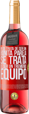29,95 € Envío gratis | Vino Rosado Edición ROSÉ No se trata de ser una bonita pareja. Se trata de ser un tremendo equipo Etiqueta Roja. Etiqueta personalizable Vino joven Cosecha 2024 Tempranillo