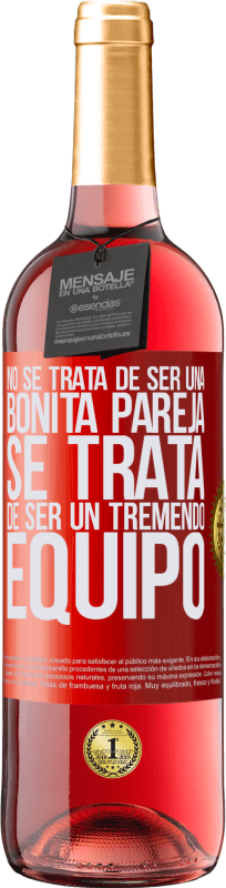 29,95 € Envío gratis | Vino Rosado Edición ROSÉ No se trata de ser una bonita pareja. Se trata de ser un tremendo equipo Etiqueta Roja. Etiqueta personalizable Vino joven Cosecha 2024 Tempranillo