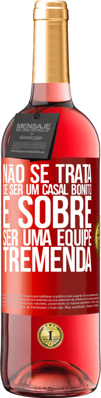 29,95 € Envio grátis | Vinho rosé Edição ROSÉ Não se trata de ser um casal bonito. É sobre ser uma equipe tremenda Etiqueta Vermelha. Etiqueta personalizável Vinho jovem Colheita 2024 Tempranillo