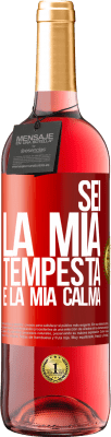 29,95 € Spedizione Gratuita | Vino rosato Edizione ROSÉ Sei la mia tempesta e la mia calma Etichetta Rossa. Etichetta personalizzabile Vino giovane Raccogliere 2025 Tempranillo