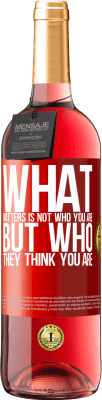 29,95 € Free Shipping | Rosé Wine ROSÉ Edition What matters is not who you are, but who they think you are Red Label. Customizable label Young wine Harvest 2023 Tempranillo