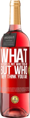 29,95 € Free Shipping | Rosé Wine ROSÉ Edition What matters is not who you are, but who they think you are Red Label. Customizable label Young wine Harvest 2024 Tempranillo