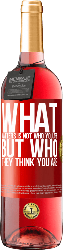 29,95 € Free Shipping | Rosé Wine ROSÉ Edition What matters is not who you are, but who they think you are Red Label. Customizable label Young wine Harvest 2025 Tempranillo
