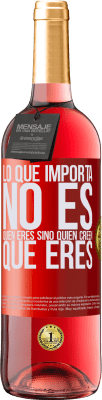 29,95 € Envío gratis | Vino Rosado Edición ROSÉ Lo que importa no es quién eres, sino quien creen que eres Etiqueta Roja. Etiqueta personalizable Vino joven Cosecha 2023 Tempranillo