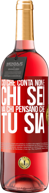 29,95 € Spedizione Gratuita | Vino rosato Edizione ROSÉ Ciò che conta non è chi sei, ma chi pensano che tu sia Etichetta Rossa. Etichetta personalizzabile Vino giovane Raccogliere 2024 Tempranillo