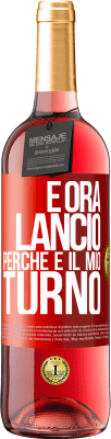 29,95 € Spedizione Gratuita | Vino rosato Edizione ROSÉ E ora lancio perché è il mio turno Etichetta Rossa. Etichetta personalizzabile Vino giovane Raccogliere 2024 Tempranillo