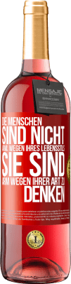 29,95 € Kostenloser Versand | Roséwein ROSÉ Ausgabe Die Menschen sind nicht arm, wegen ihres Lebensstils, sie sind arm, wegen ihrer Art zu denken Rote Markierung. Anpassbares Etikett Junger Wein Ernte 2024 Tempranillo