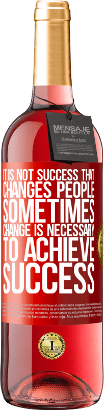 29,95 € Free Shipping | Rosé Wine ROSÉ Edition It is not success that changes people. Sometimes change is necessary to achieve success Red Label. Customizable label Young wine Harvest 2025 Tempranillo
