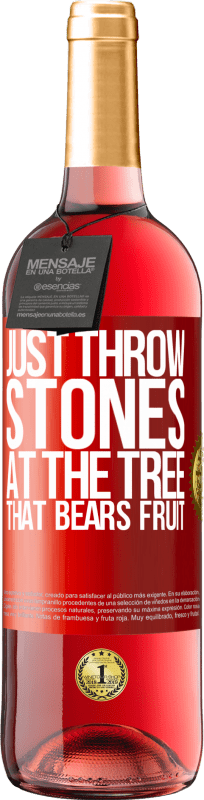 29,95 € 免费送货 | 桃红葡萄酒 ROSÉ版 只是在结出果实的树上扔石头 红色标签. 可自定义的标签 青年酒 收成 2023 Tempranillo