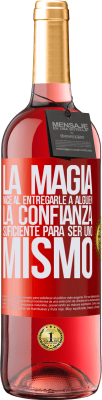 29,95 € Envío gratis | Vino Rosado Edición ROSÉ La magia nace al entregarle a alguien la confianza suficiente para ser uno mismo Etiqueta Roja. Etiqueta personalizable Vino joven Cosecha 2024 Tempranillo