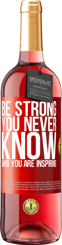 29,95 € 免费送货 | 桃红葡萄酒 ROSÉ版 Be strong. You never know who you are inspiring 红色标签. 可自定义的标签 青年酒 收成 2023 Tempranillo